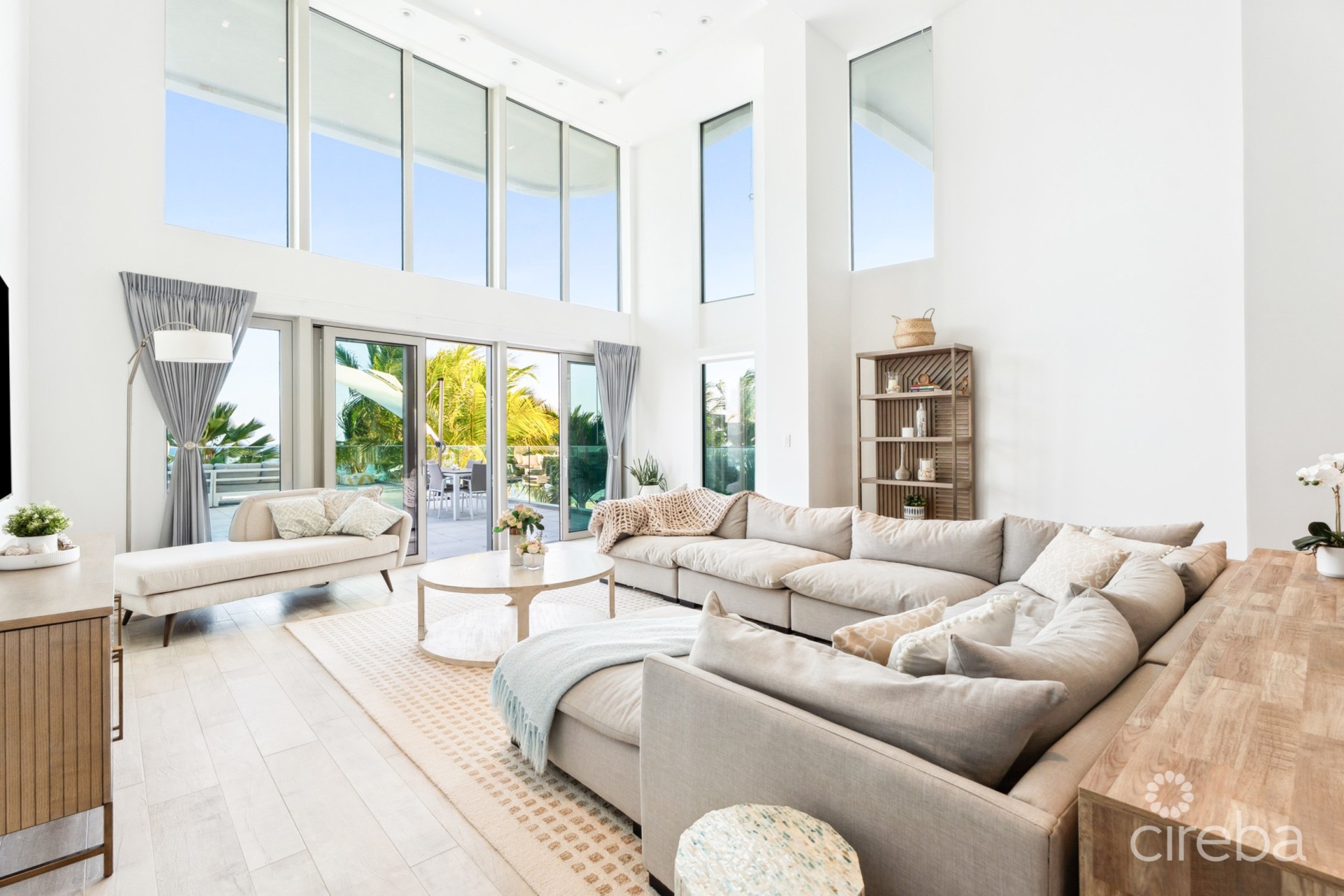 TIDES 4-BED BEACHFRONT CONDO WITH OVERSIZED TERRACE TIDES 4-BED BEACHFRONT CONDO WITH OVERSIZED TERRACE