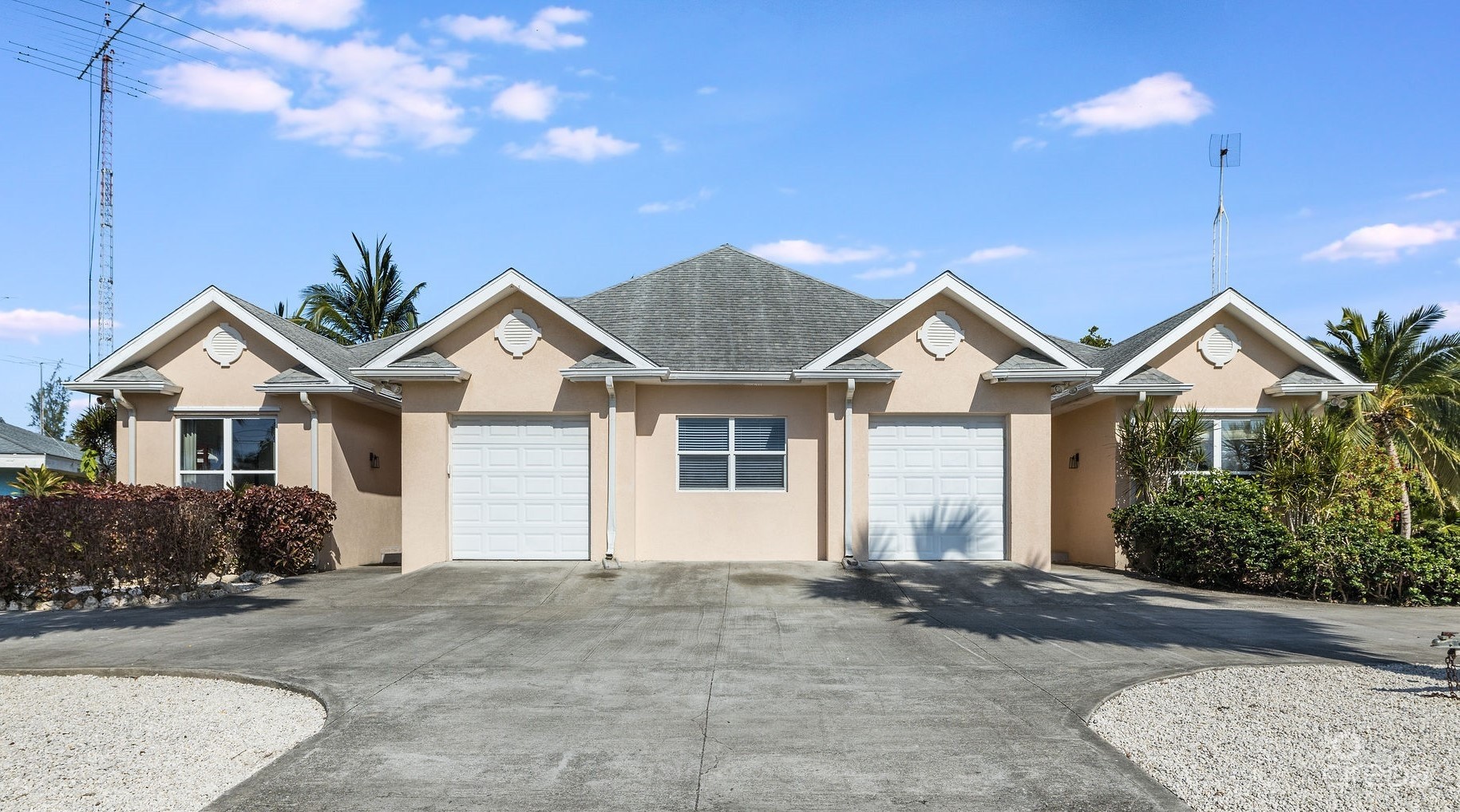 4 BEDROOM  CANAL FRONT DUPLEX WITH POOL - 188 ABBEY WAY UNIT 1