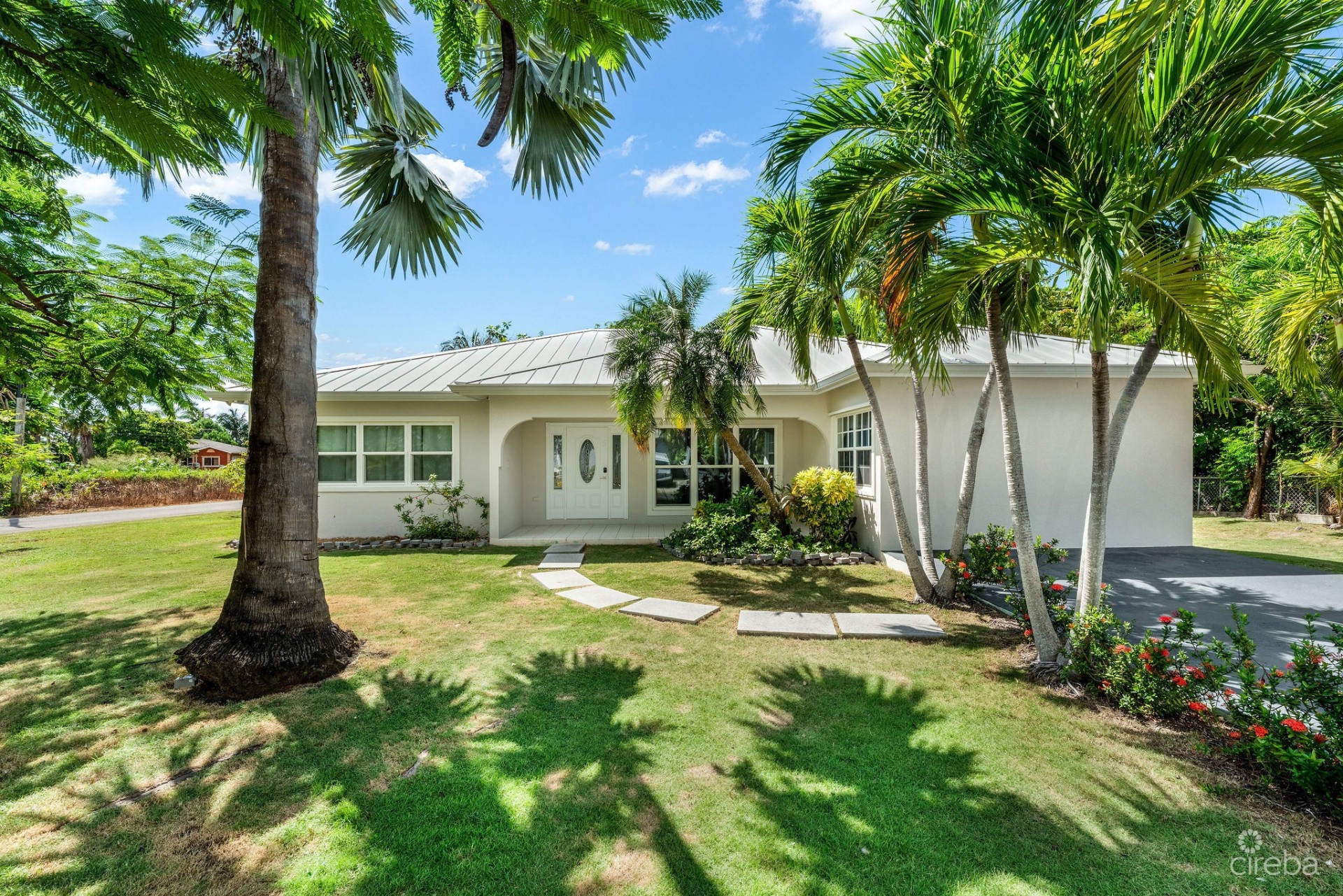 SPACIOUS 4-BEDROOM HOME IN TROPICAL GARDENS SPACIOUS 4-BEDROOM HOME IN TROPICAL GARDENS