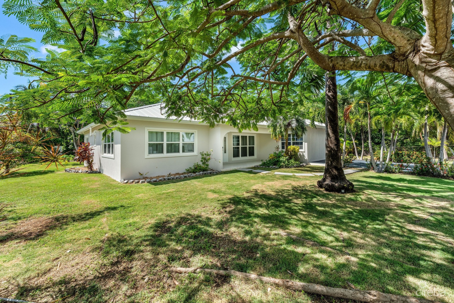 SPACIOUS 4-BEDROOM HOME IN TROPICAL GARDENS SPACIOUS 4-BEDROOM HOME IN TROPICAL GARDENS