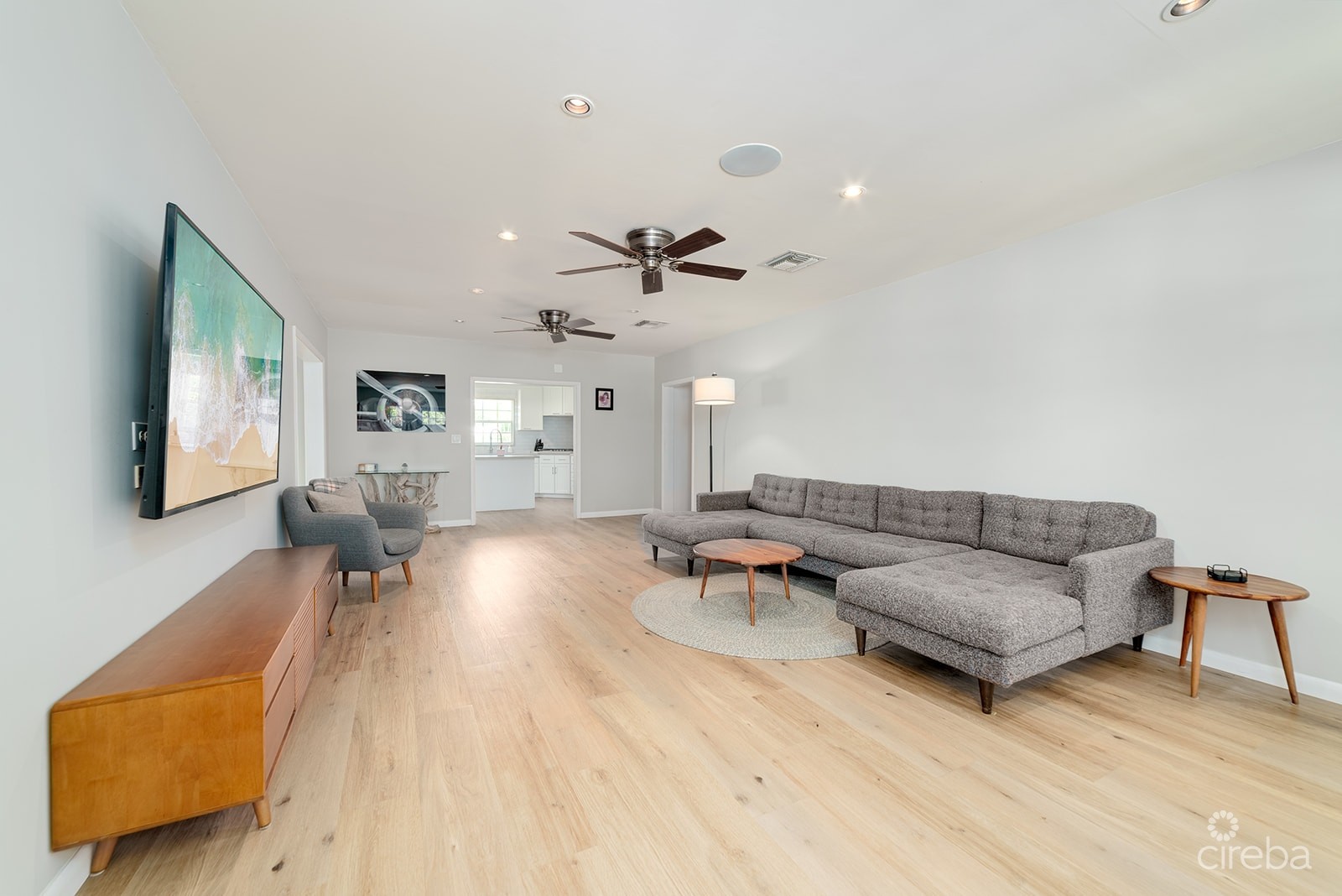 3-BEDROOM FAMILY HOME ON AN EXPANSIVE 0.3411 ACRE LOT IN WEST BAY