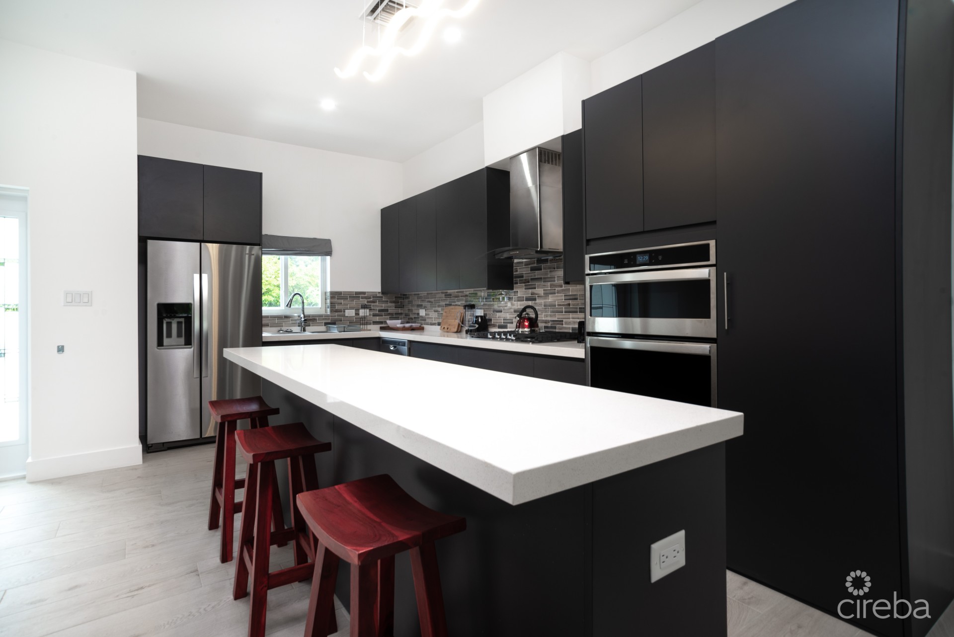 ACROSS FROM BEACH--SOUTH SOUND--3BED/3.5BATH TOWNHOUSE--FENCED YARD--THE MANTRAS