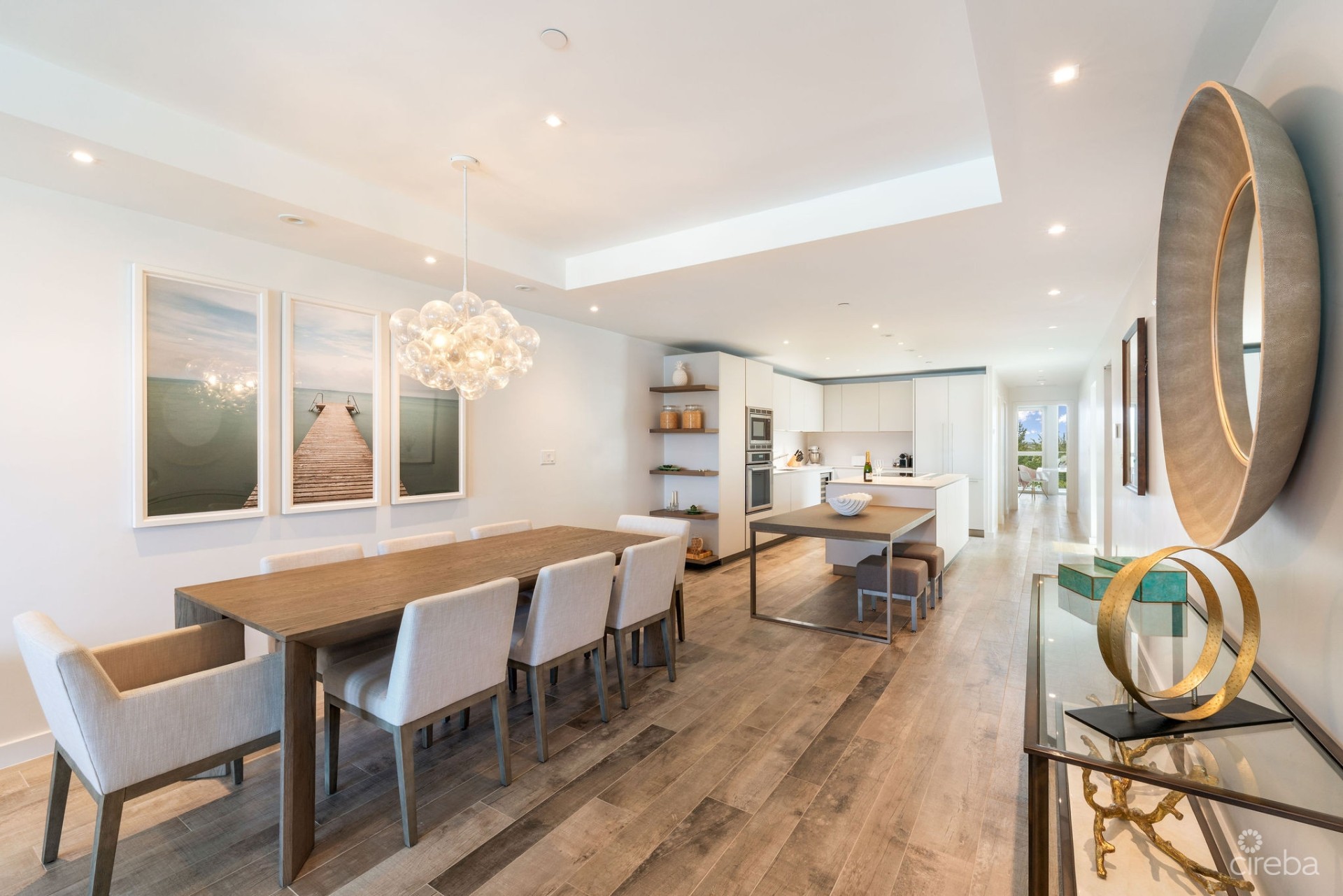 LUXURY BEACHFRONT PENTHOUSE 2 BED/2.5 BATH SOUTH SOUND LUXURY BEACHFRONT PENTHOUSE 2 BED/2.5 BATH SOUTH SOUND