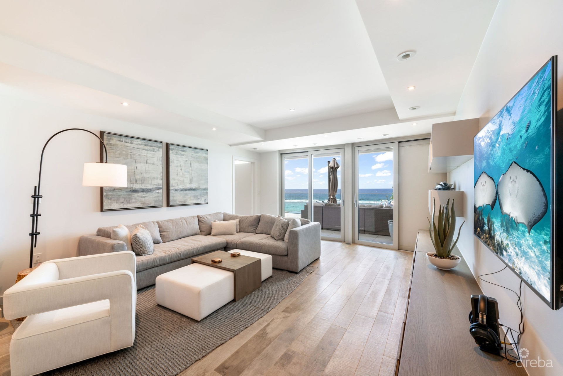 LUXURY BEACHFRONT PENTHOUSE 2 BED/2.5 BATH SOUTH SOUND