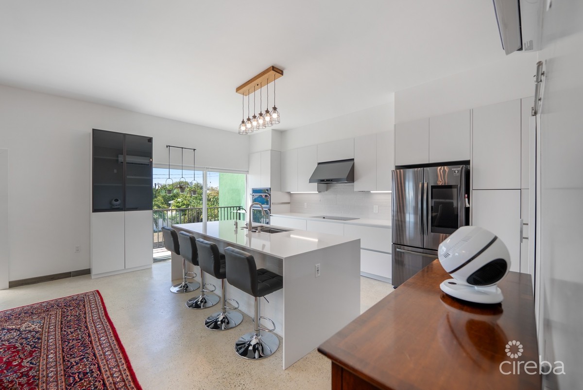 XL 3 BED WEST BAY DUPLEX WITH 2000 SQ FT OF STORAGE