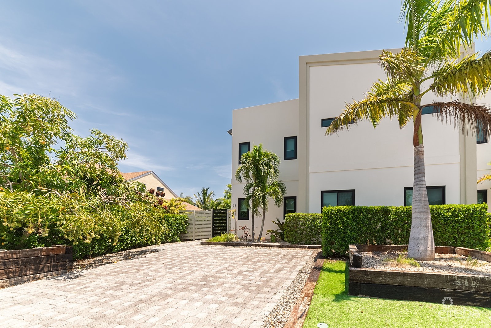 SOUTH SOUND NUSA VILLAS BEAUTIFUL HOME WITH POOL