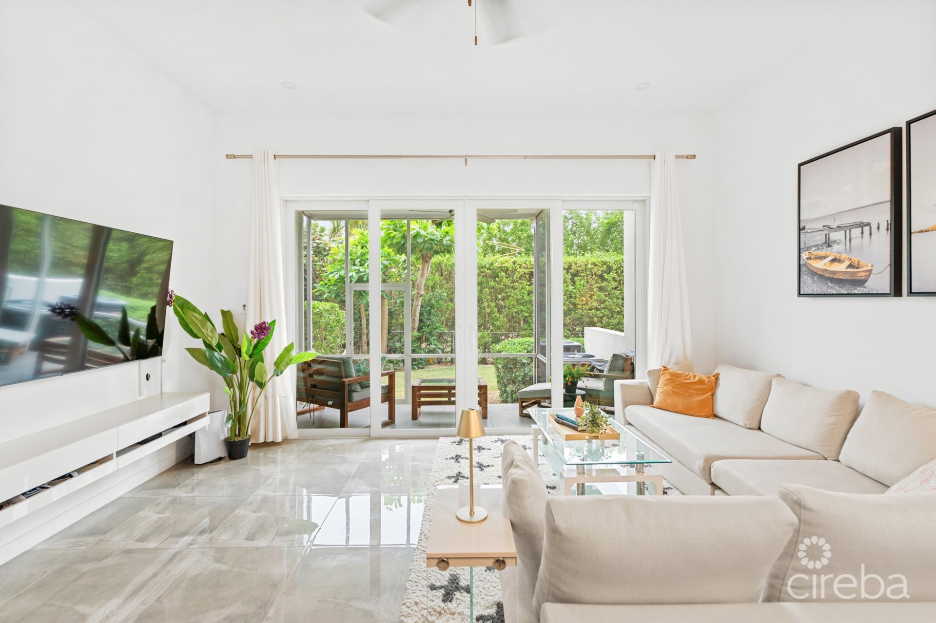 ELEVEN PARC TOWNHOME – PRIME LOCATION IN SEVEN MILE BEACH CORRIDOR