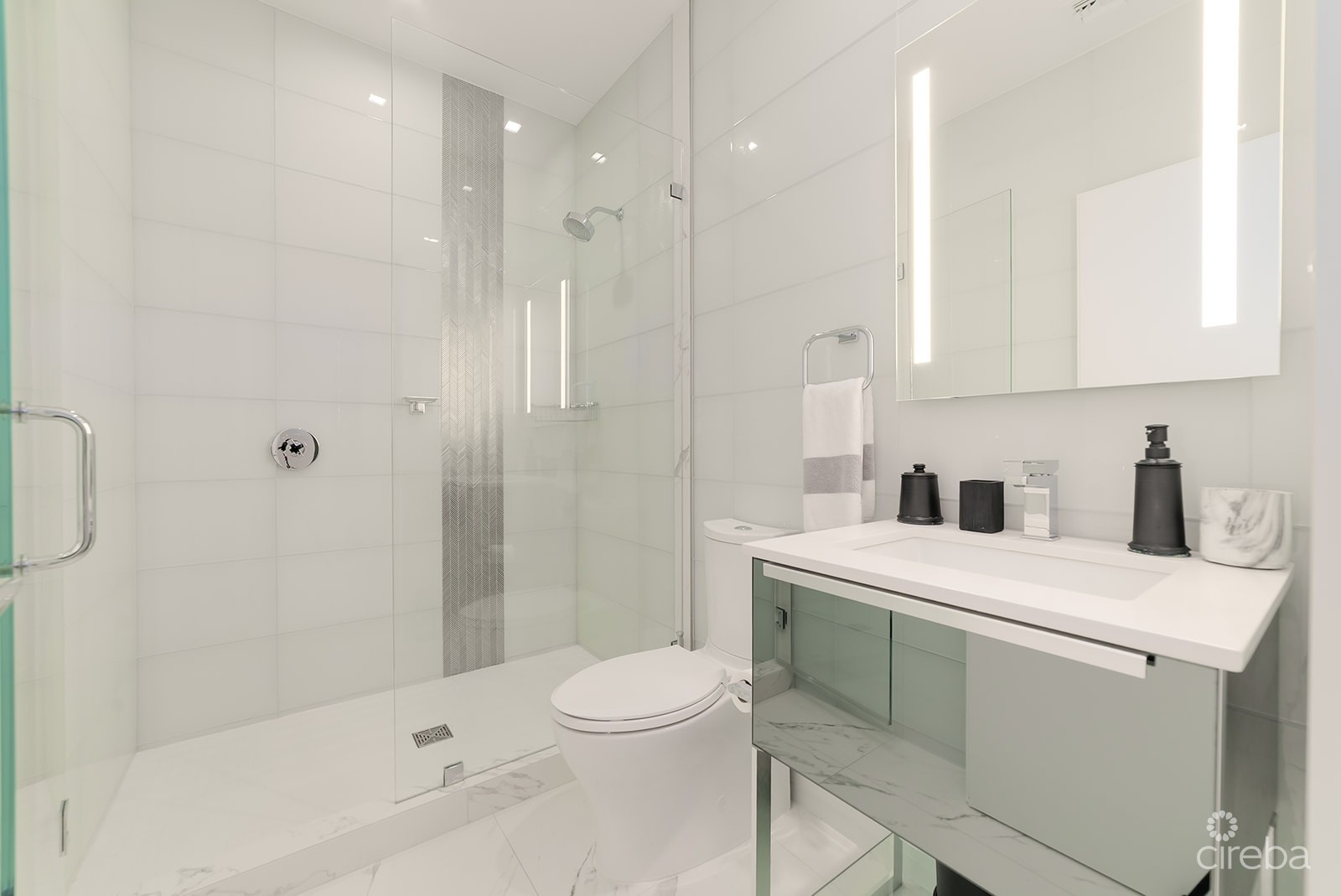 FIN- CHIC 4 BED W DEN CONDO