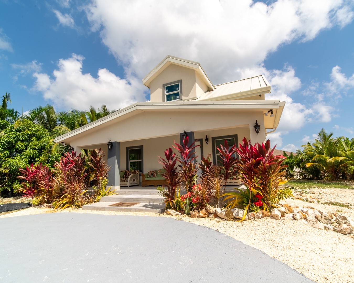 LOVELY  FAMILY HOME - LOOKOUT GARDENS