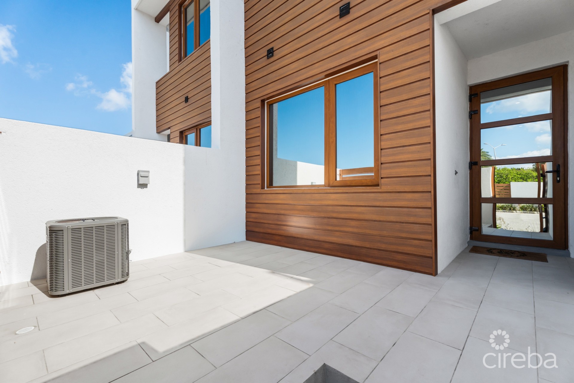 ARVIA  CANAL FRONT 2 BED, 2 BATH  PLUS DEN