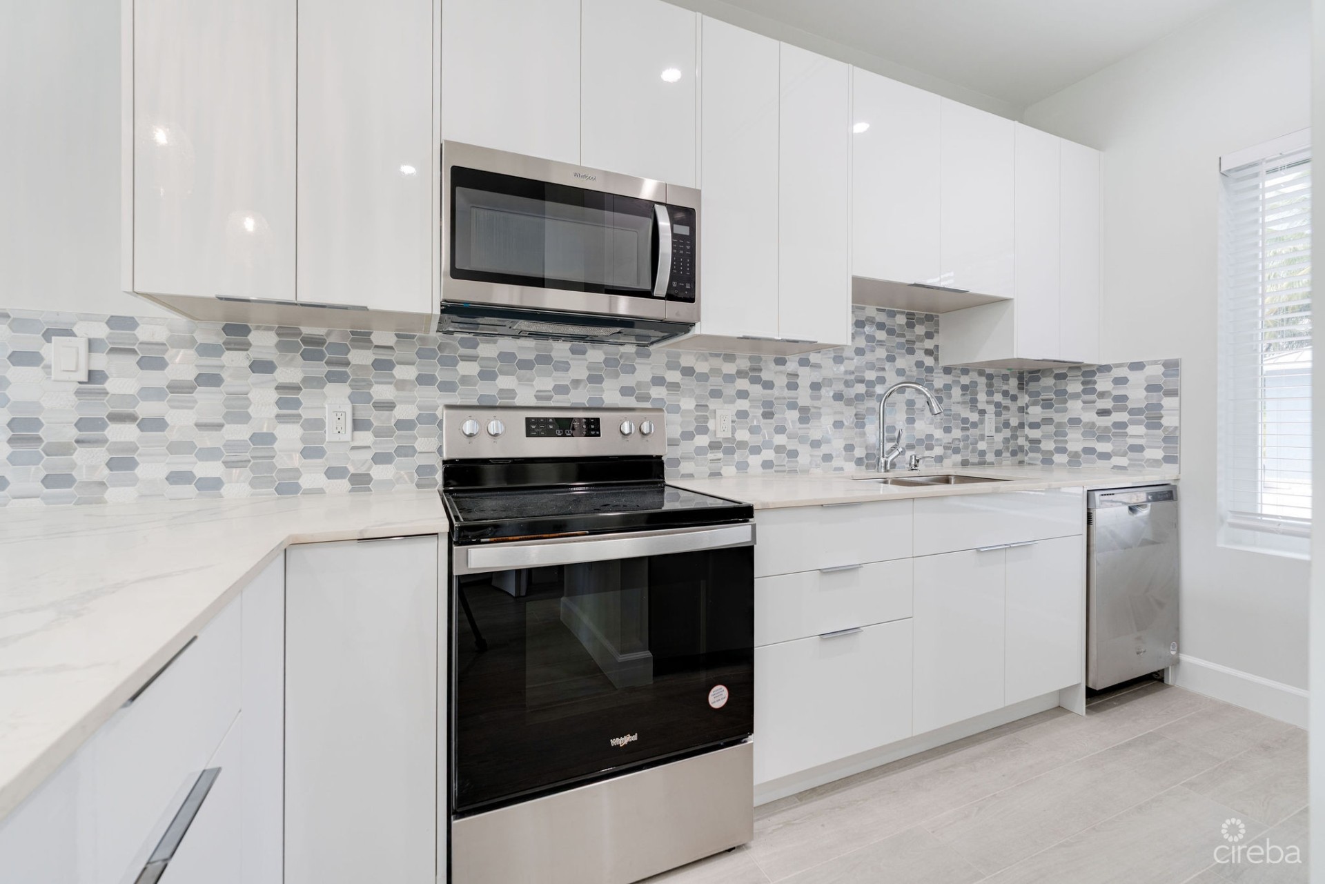 SPACIOUS & MODERN 3 BR TOWNHOME - EXCELLENT LOCATION!