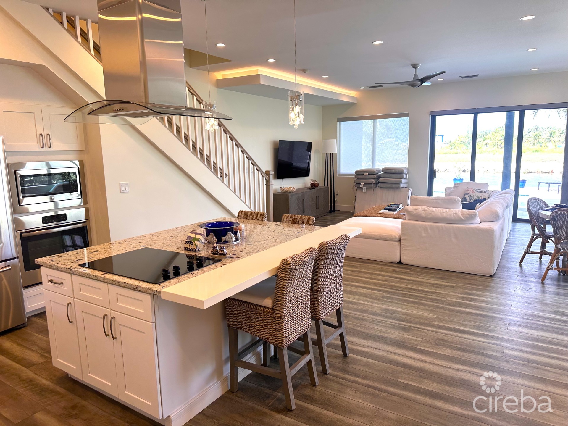 LARGE SEAHAVEN 2 BED WITH POOL - OCEANVIEW AND CANAL FRONT