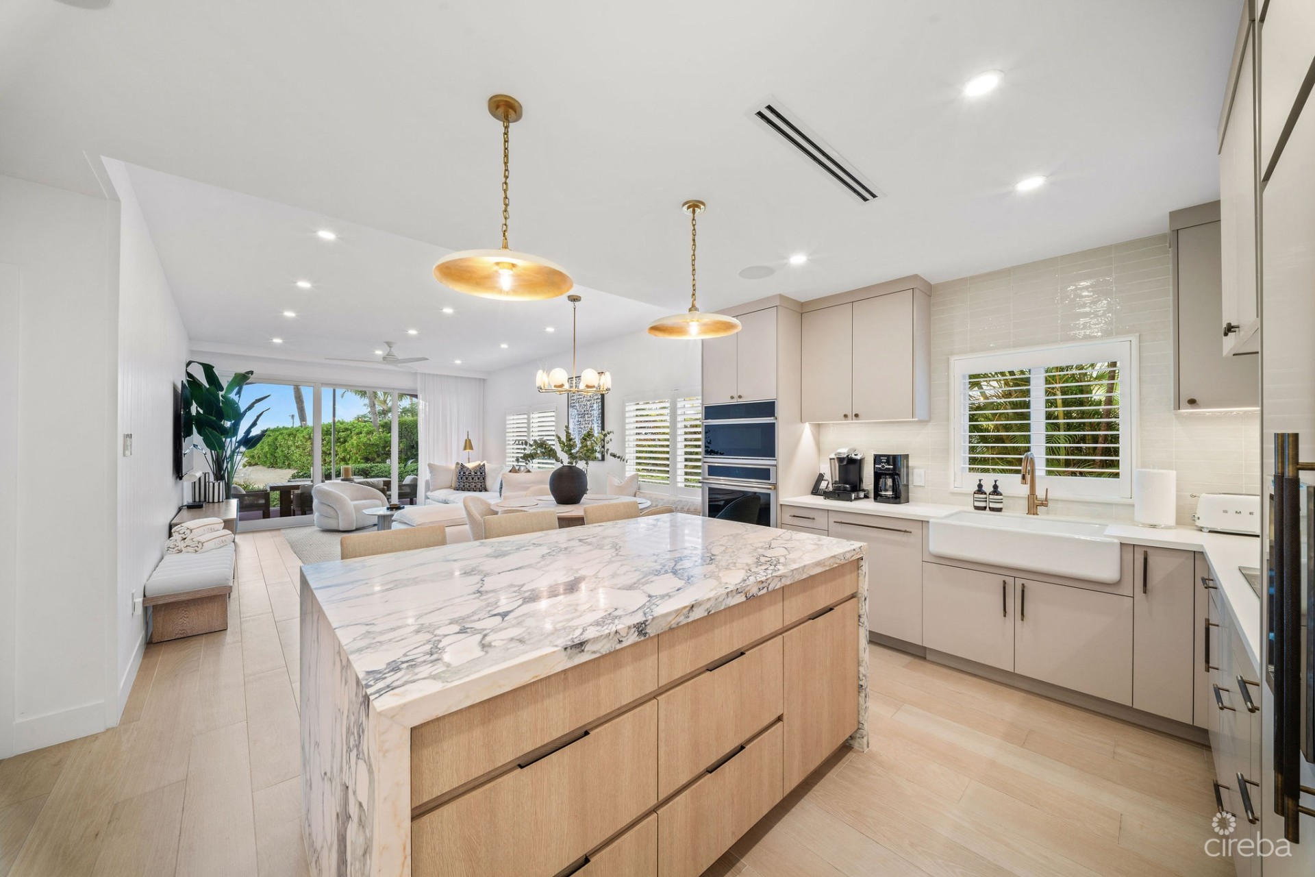 AVALON 9, EXQUISITE BEACHFRONT CONDO