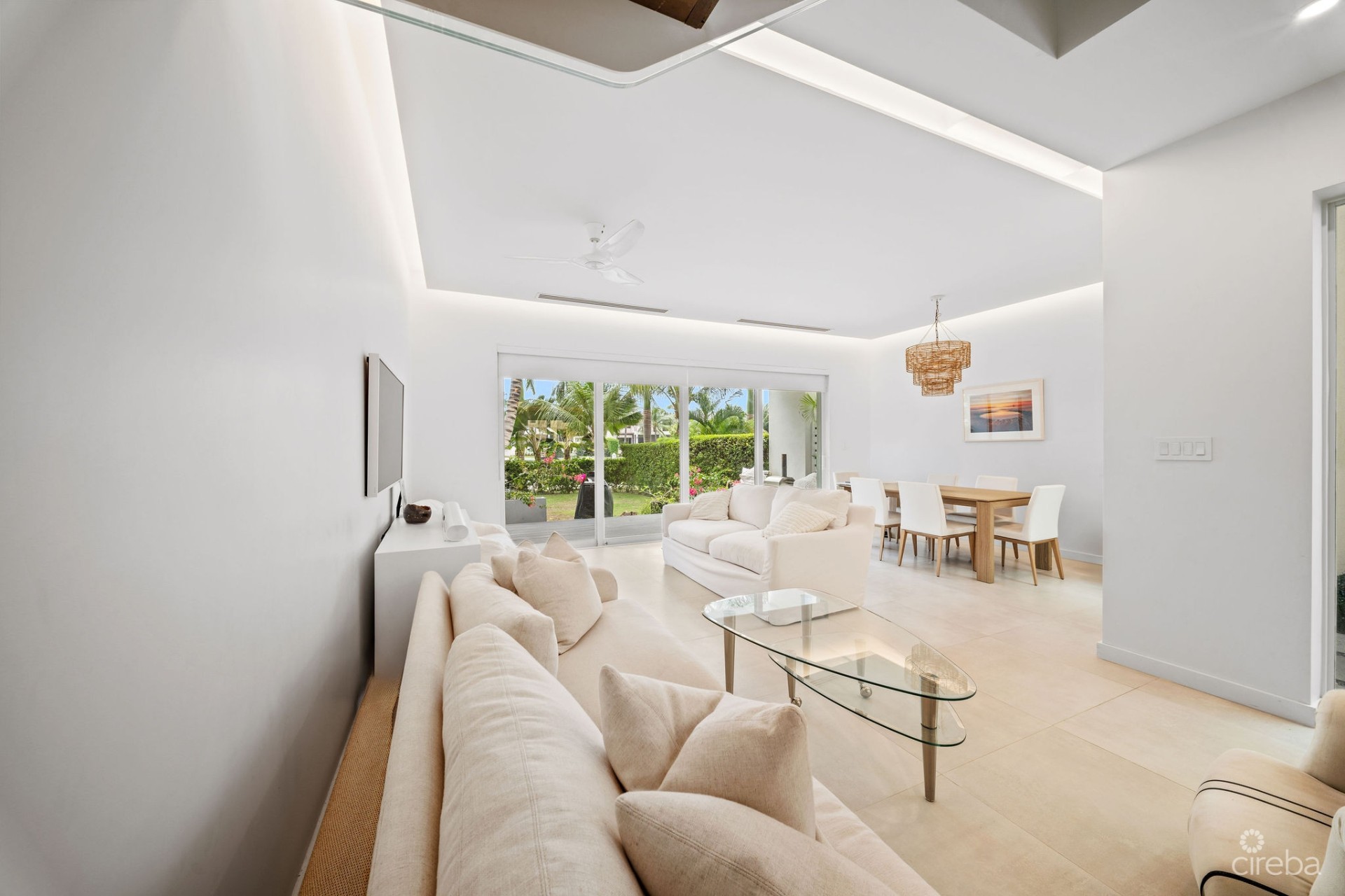 SOLARA #104 | LUXURY TOWNHOUSE IN CRYSTAL HARBOUR