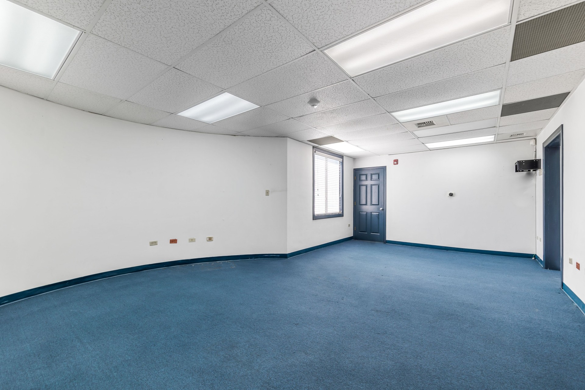 Fort Street - 2nd Floor Office Space - Central George Town - Inclusive Of Cam